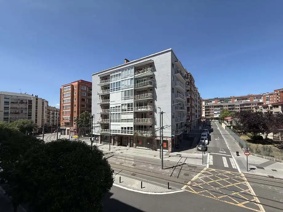 Außenansicht von Wohnung zum Verkauf in Vitoria - Gasteiz mit Heizung und Abstellraum