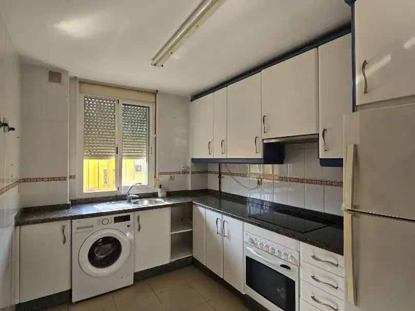 Kitchen of Flat for rent in Sevilla  with Air Conditioner and Community pool