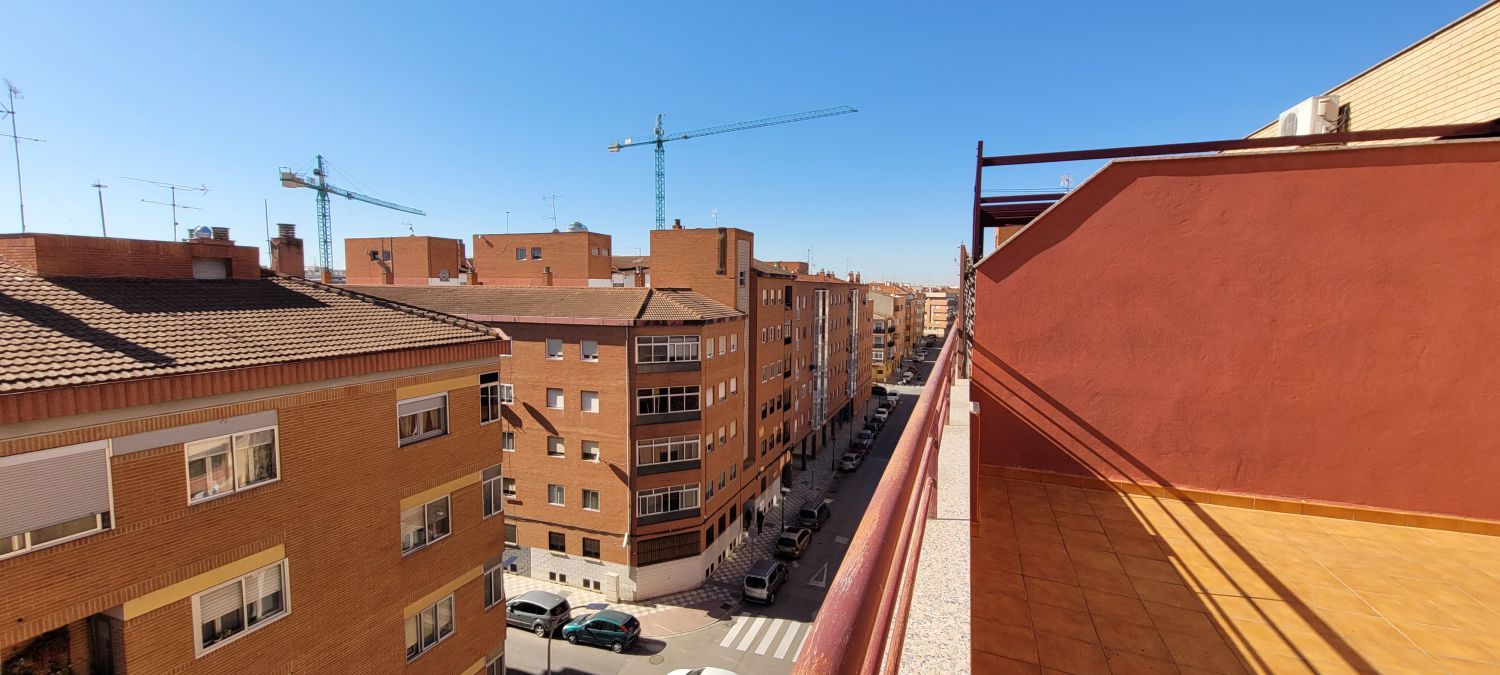 Vista exterior de Àtic en venda en  Albacete Capital amb Aire condicionat, Calefacció i Terrassa