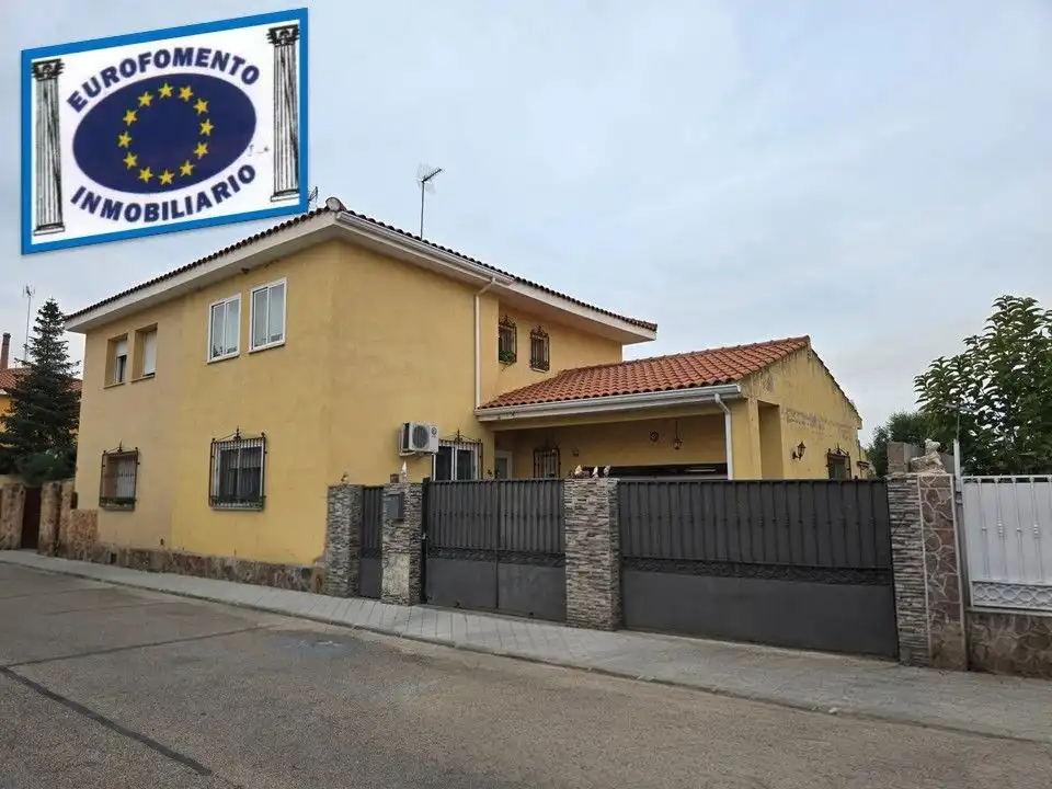 Casa amb piscina en venda a Yuncler