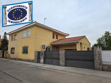 Casa amb piscina en venda a Yuncler