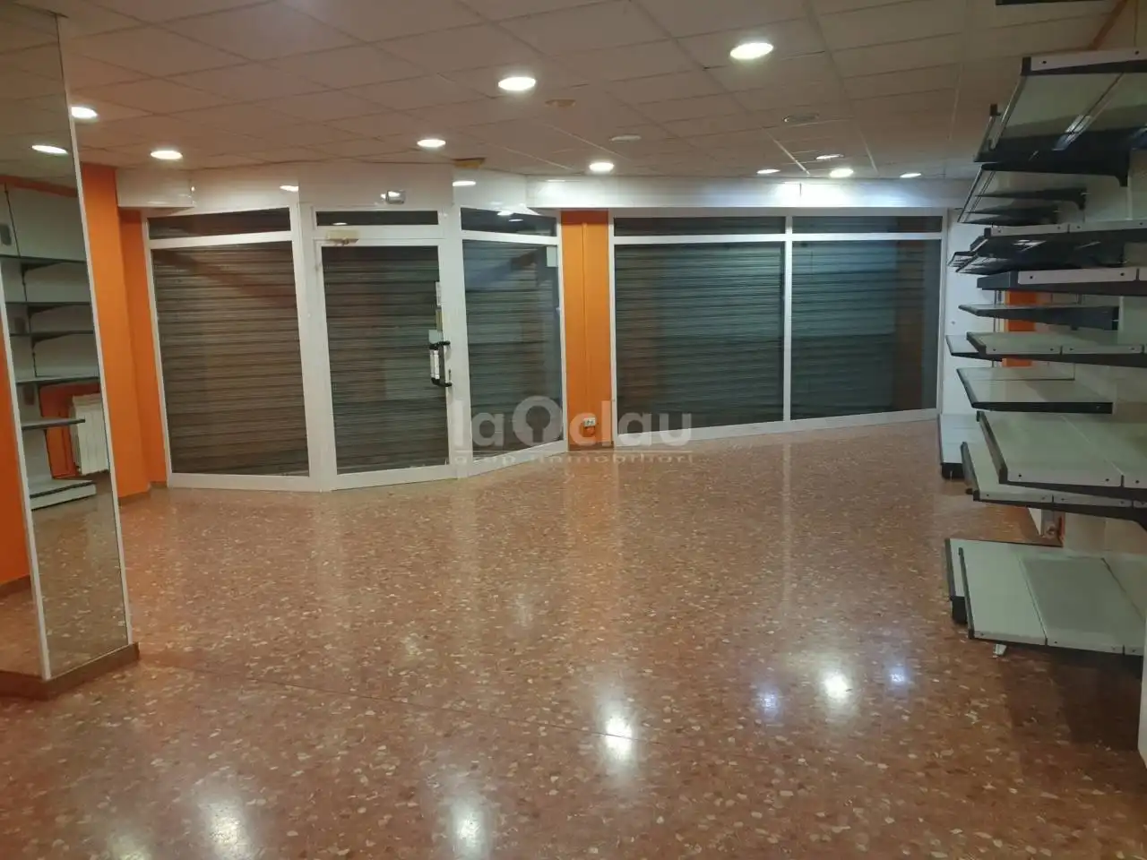 Local commercial à vendre à Tona