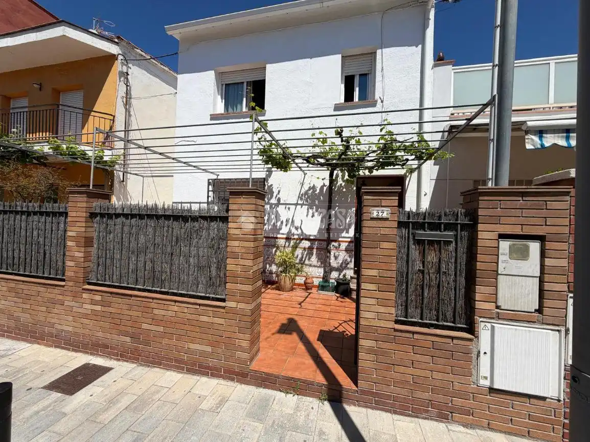 Vista exterior de Casa o xalet en venda en Castelldefels amb Aire condicionat, Calefacció i Terrassa