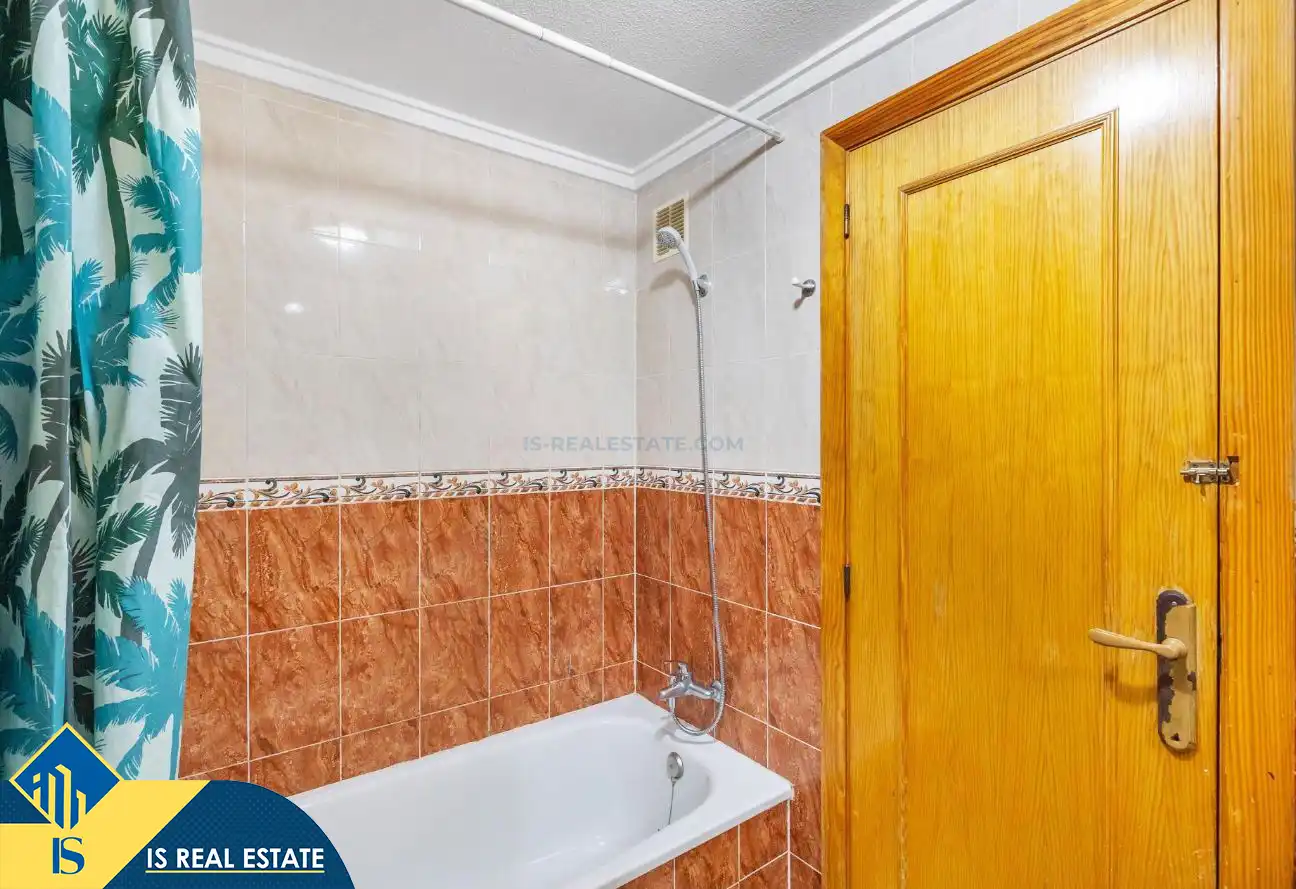 Baño de Estudio en venta en Torrevieja con Calefacción, Terraza y Amueblado