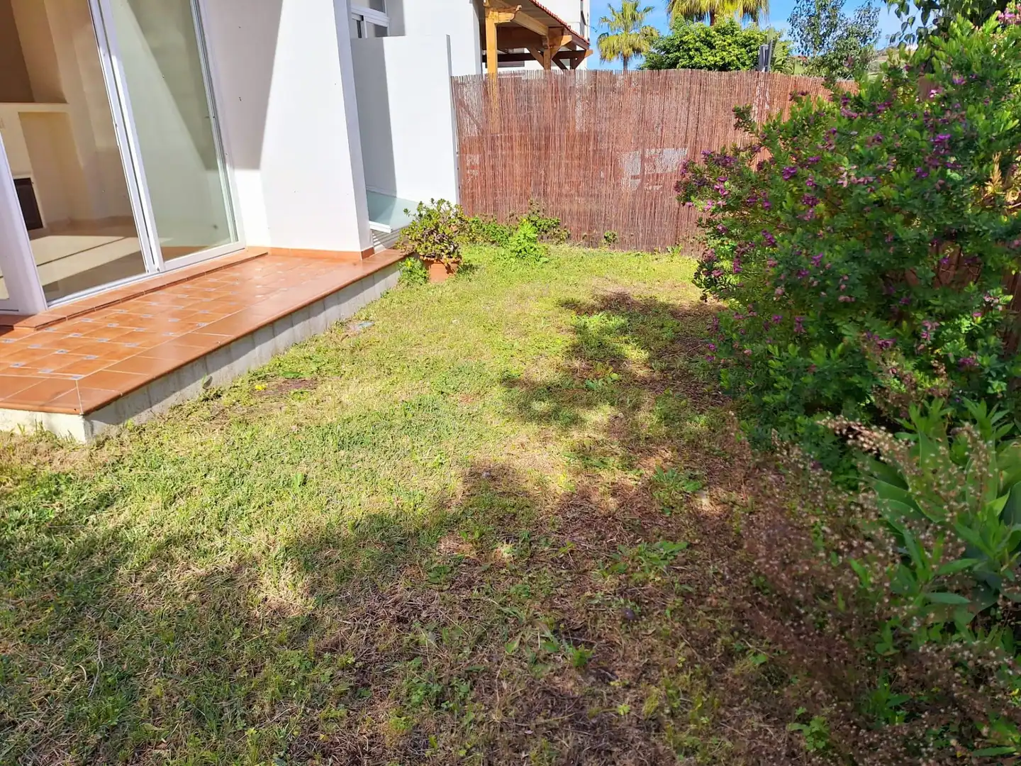 Garten von Einfamilien-Reihenhaus zum Verkauf in Manilva mit Klimaanlage, Heizung und Privatgarten