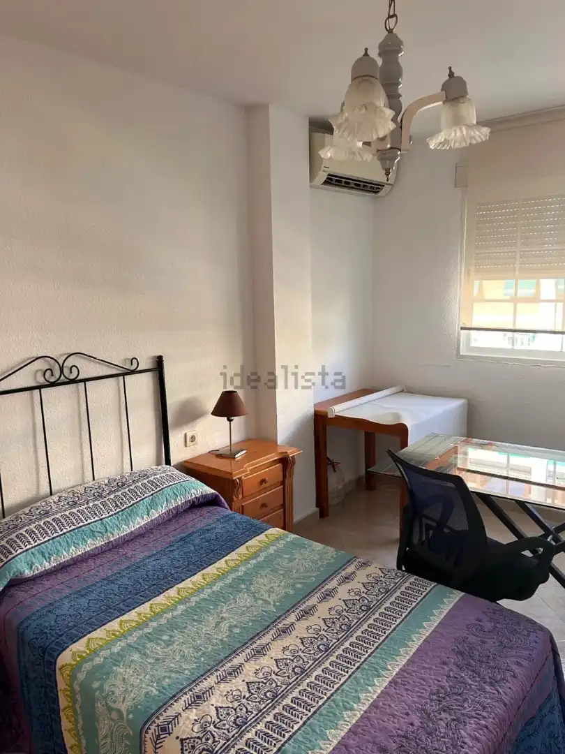 Habitación de Piso de alquiler en Granada con Aire acondicionado, Calefacción y Amueblado