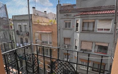 Vista exterior de Pis en venda en L'Hospitalet de Llobregat amb Forn i Balcó