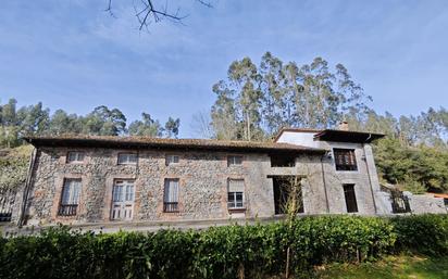 Vista exterior de Finca rústica en venda en Llanes amb Jardí privat