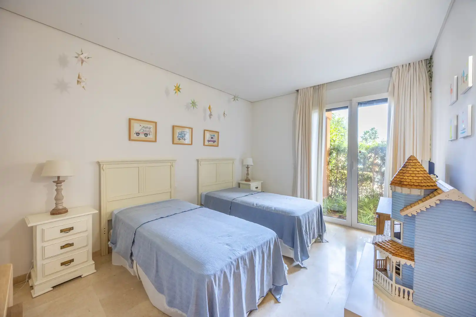 Habitación de Planta baja en venta en Sotogrande con Aire acondicionado, Jardín privado y Terraza