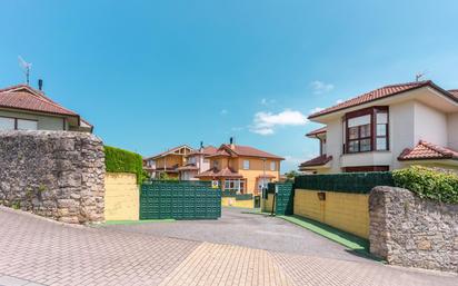 Vista exterior de Casa o xalet en venda en Avilés amb Calefacció, Jardí privat i Terrassa