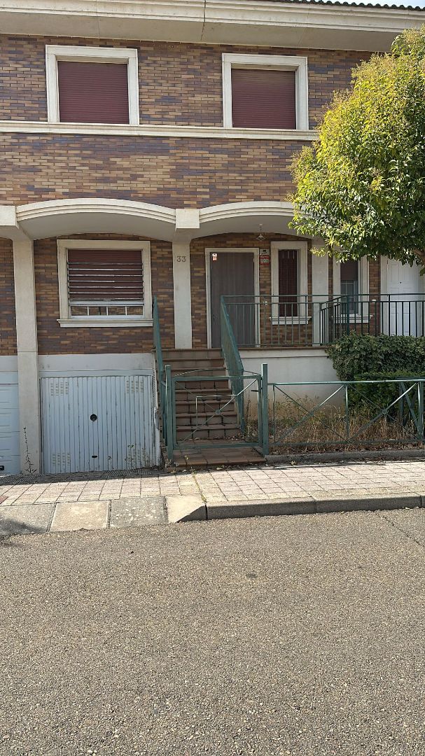 Vista exterior de Casa o xalet en venda en Grijota amb Calefacció, Jardí privat i Parquet