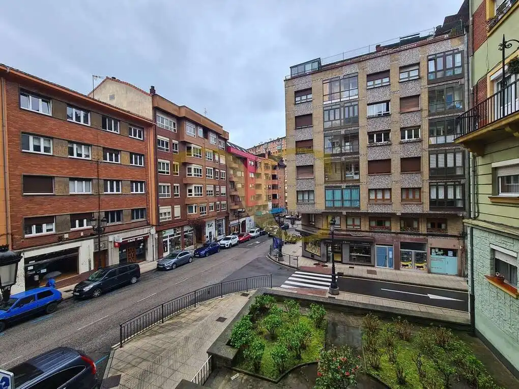 Vista exterior de Pis en venda en Oviedo  amb Calefacció i Jardí privat
