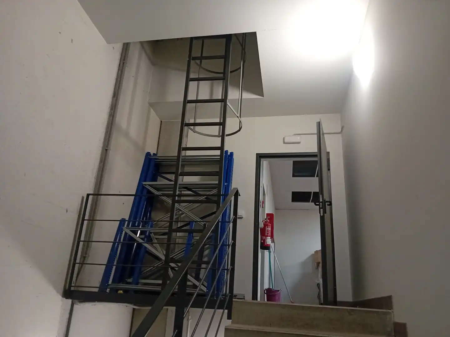 Nave industrial de alquiler en Girona con Alarma