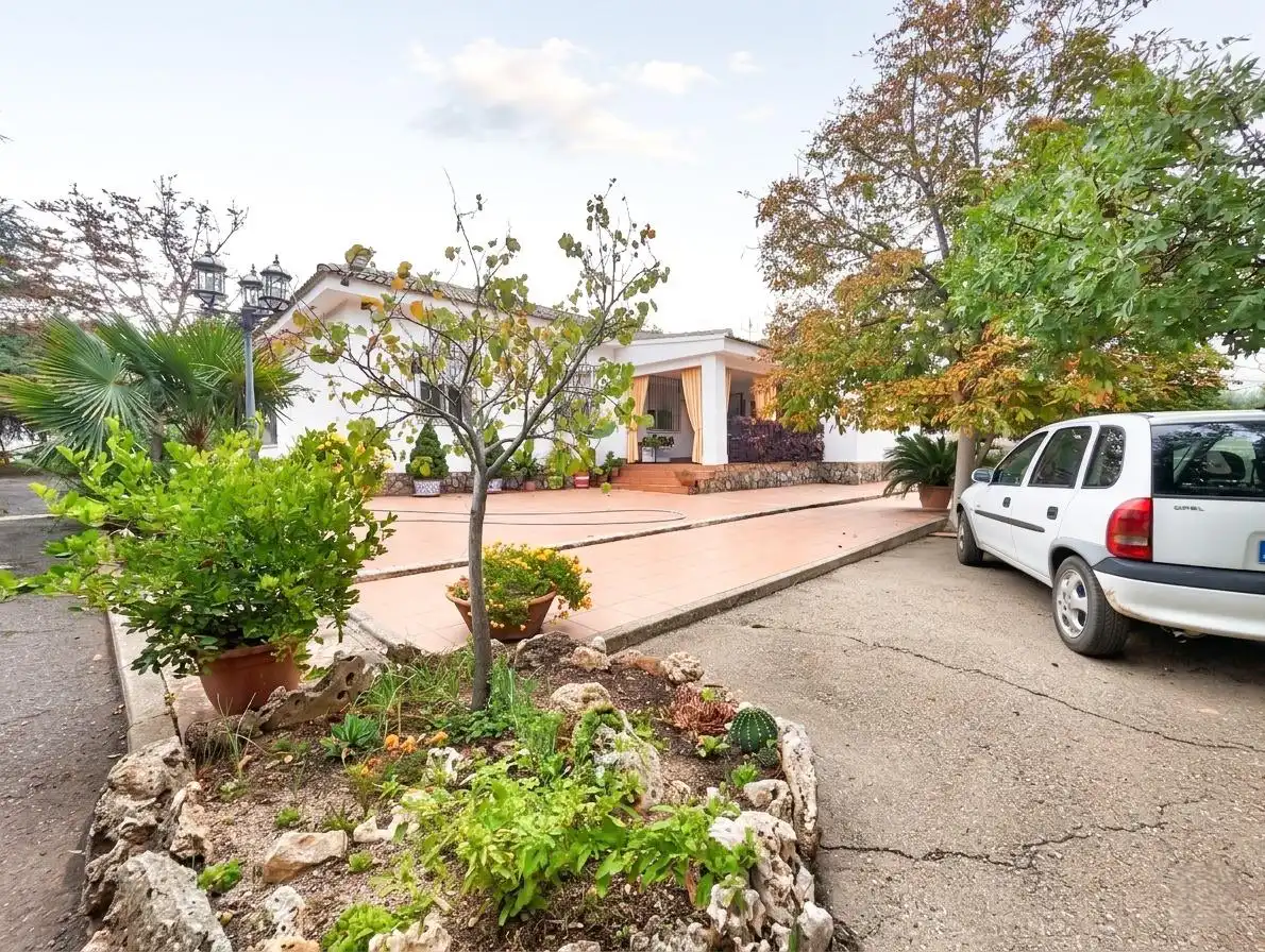 Vista exterior de Casa o xalet en venda en Puertollano amb Aire condicionat, Calefacció i Jardí privat