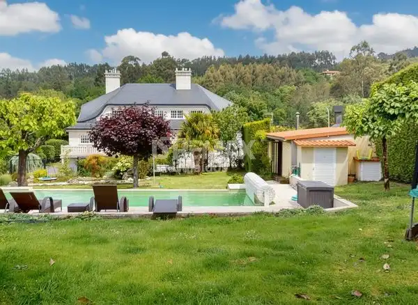 Vista exterior de Casa o xalet en venda en A Cañiza   amb Calefacció, Jardí privat i Parquet