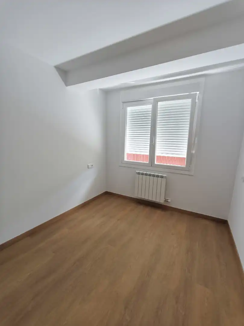 Schlafzimmer von Wohnung zum Verkauf in Ourense Capital  mit Heizung, Parkett und Ofen