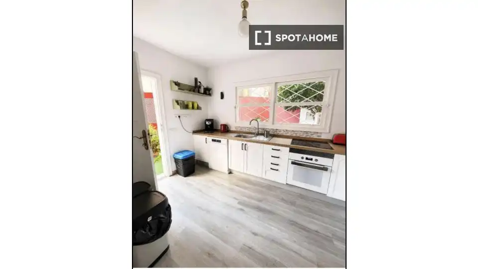 Kitchen of Flat for share in Las Palmas de Gran Canaria  with Air Conditioner, Terrace and Furnished