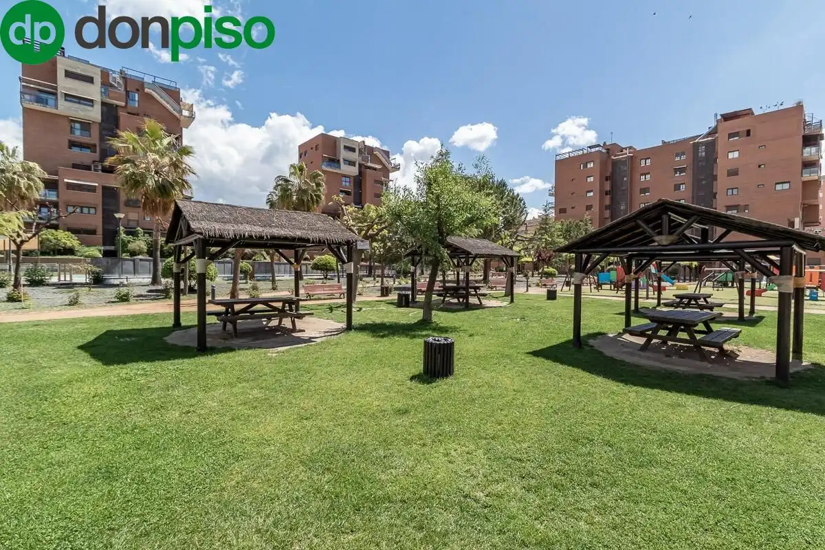 Außenansicht von Wohnung zum Verkauf in  Granada Capital mit Klimaanlage, Terrasse und Gemeinschaftspool