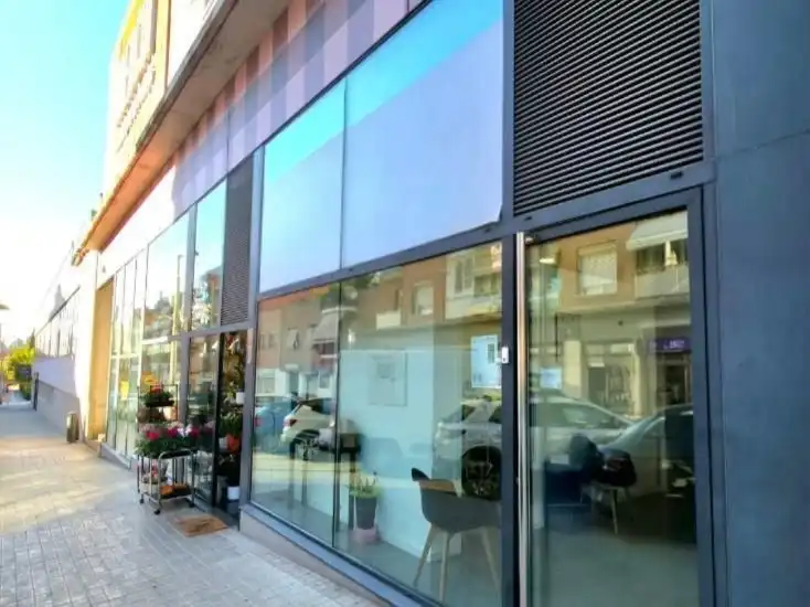 Local comercial en venda a calle joan molins parera 39