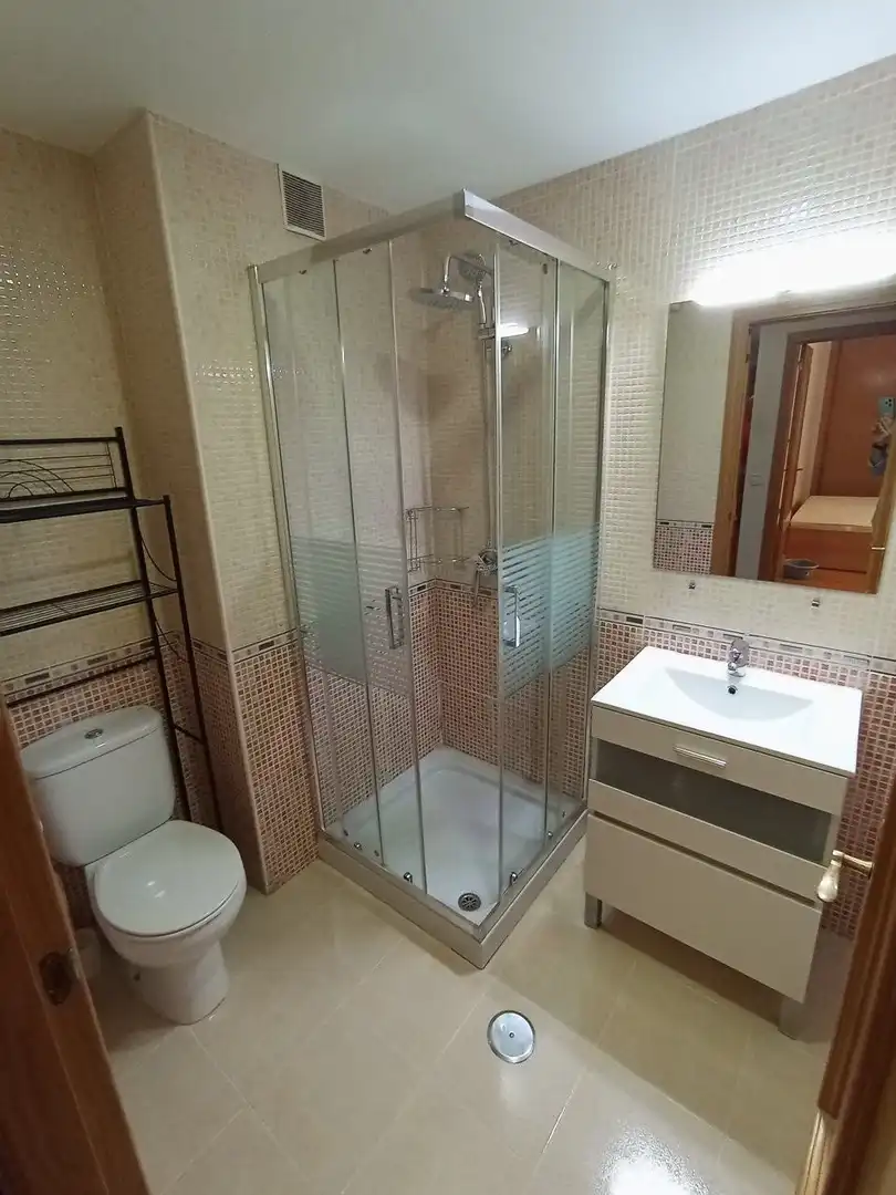 Badezimmer von Wohnung zur Miete in Parla mit Heizung, Parkett und Ofen