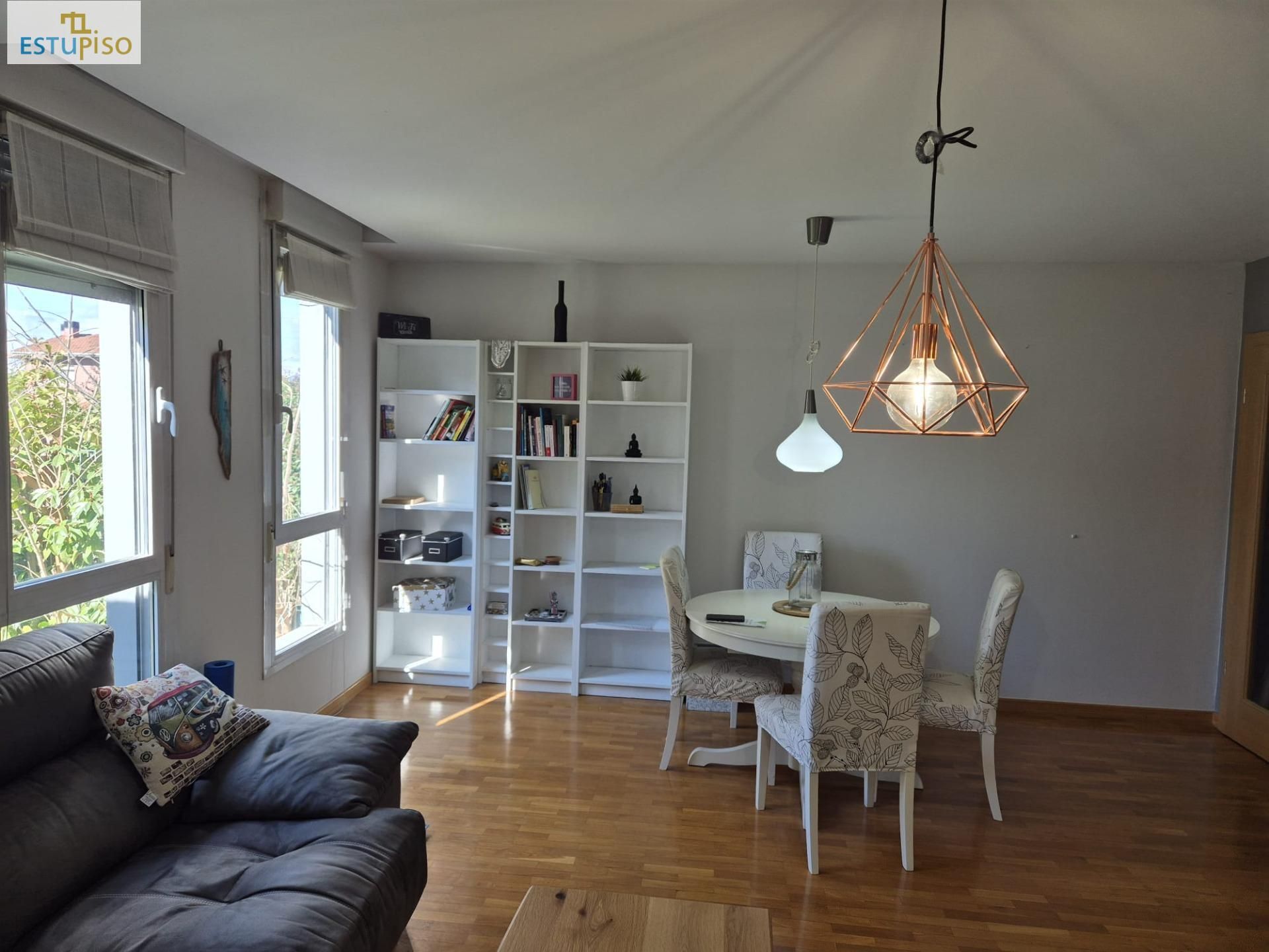Sala d'estar de Casa adosada en venda en Vitoria - Gasteiz amb Calefacció, Jardí privat i Terrassa
