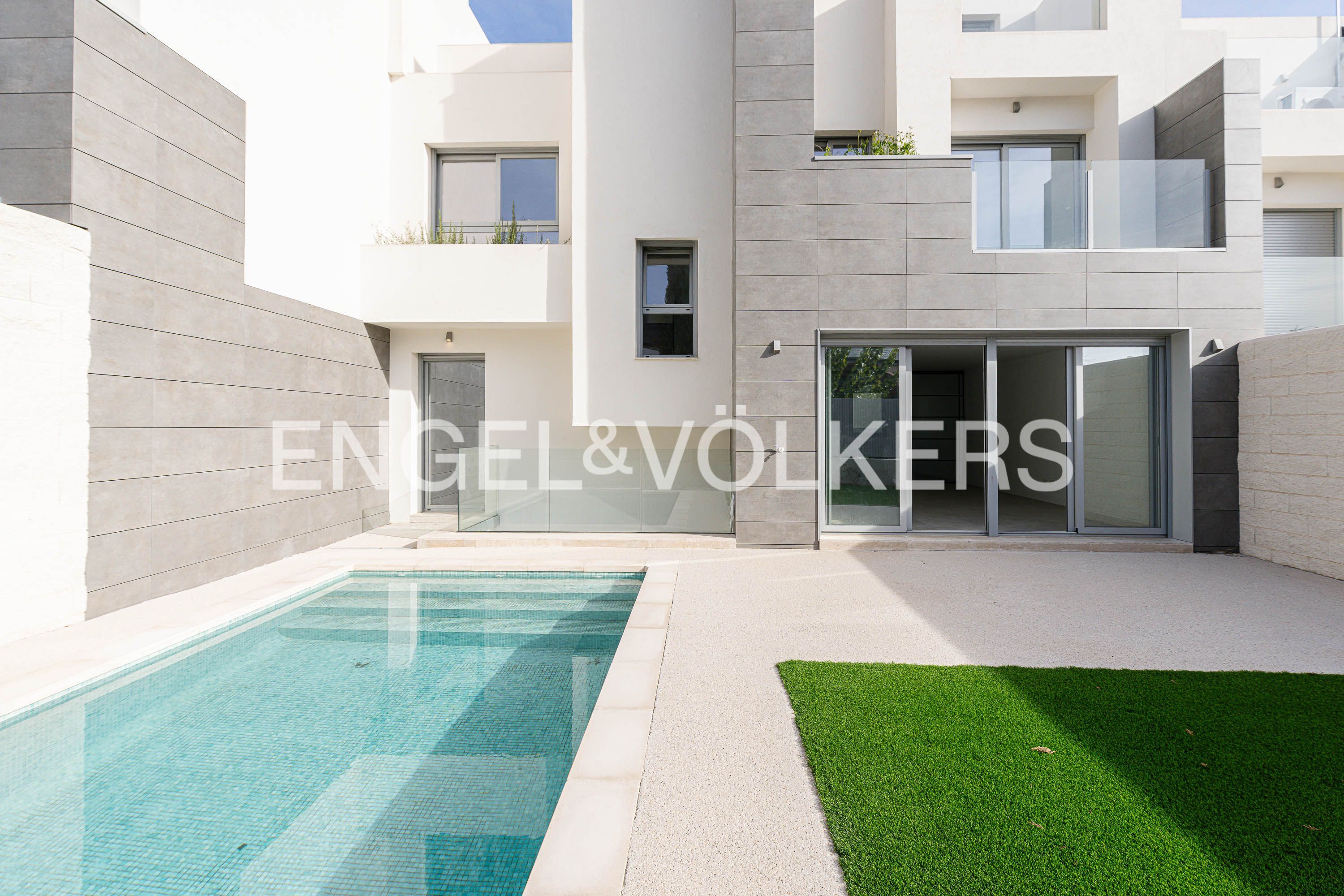 Vista exterior de Casa o xalet en venda en Pozuelo de Alarcón amb Aire condicionat, Calefacció i Jardí privat