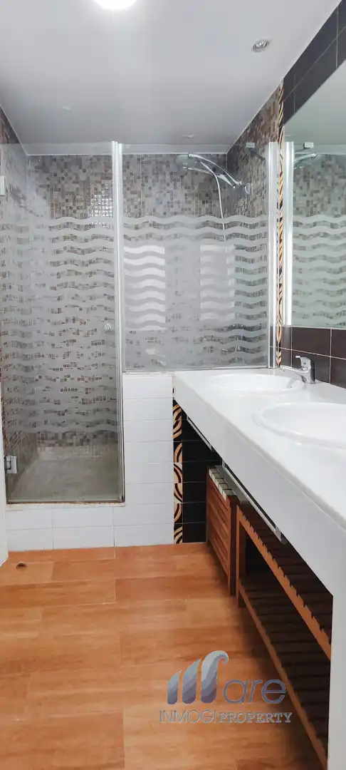 Bathroom of Flat for sale in Granada  with Heating and Parquet flooring