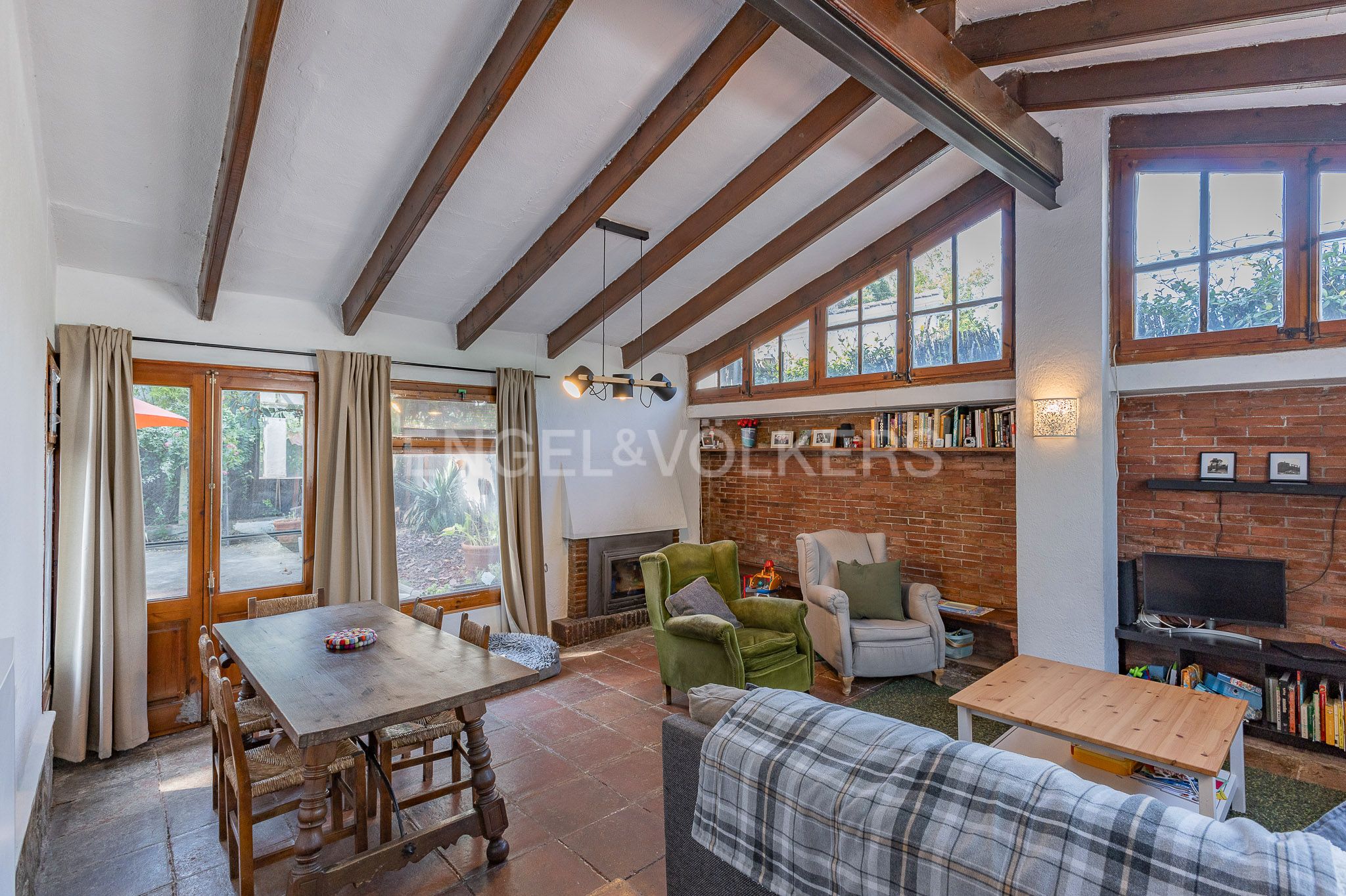 Sala d'estar de Casa o xalet en venda en Sant Cugat del Vallès amb Aire condicionat, Calefacció i Jardí privat