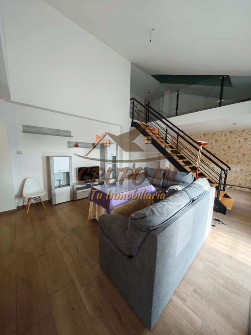 Sala de estar de Dúplex de alquiler en Rus con Aire acondicionado, Calefacción y Terraza