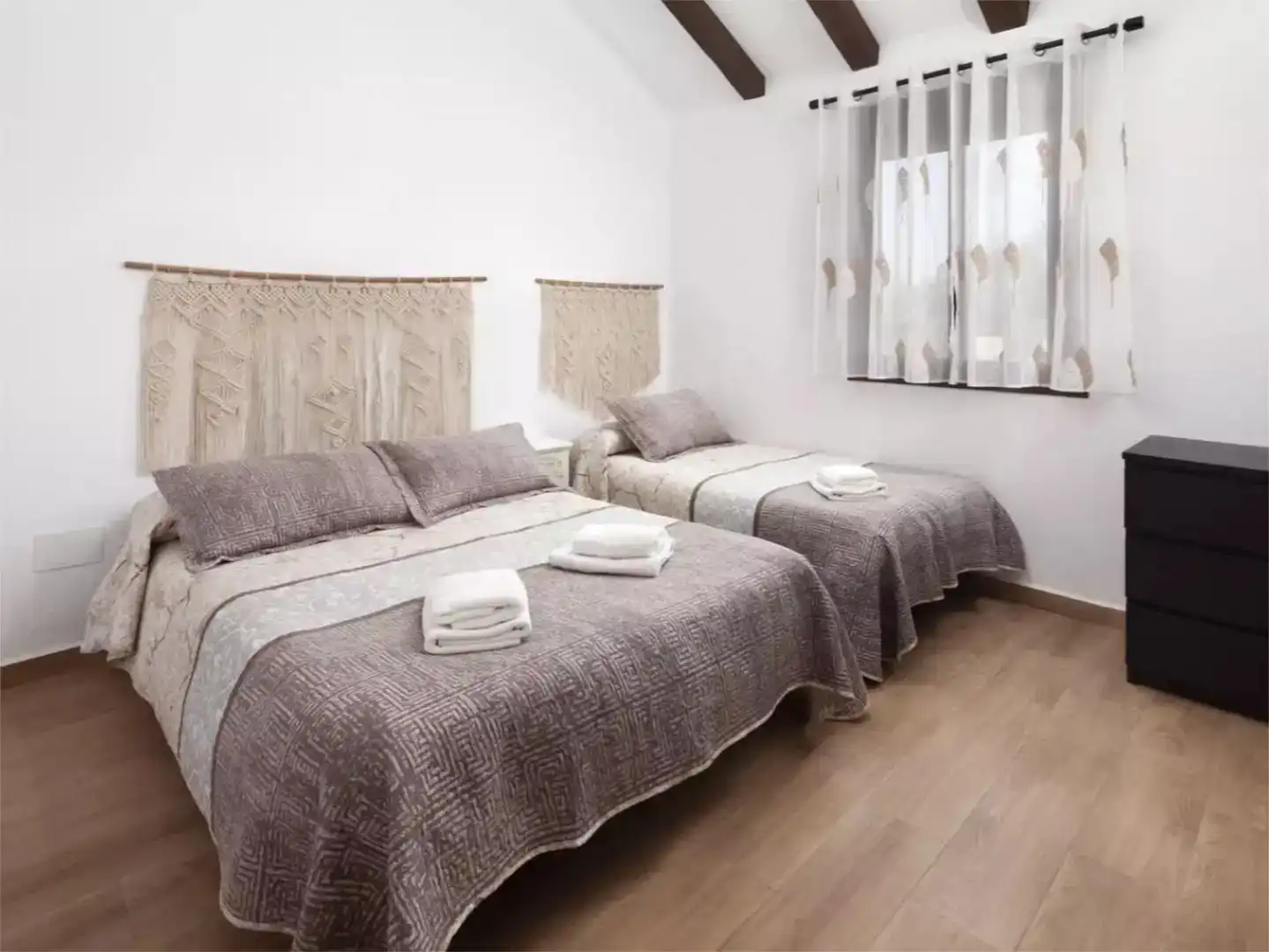 Schlafzimmer von Wohnung zur Miete in Cútar mit Klimaanlage, Privatgarten und Schwimmbad
