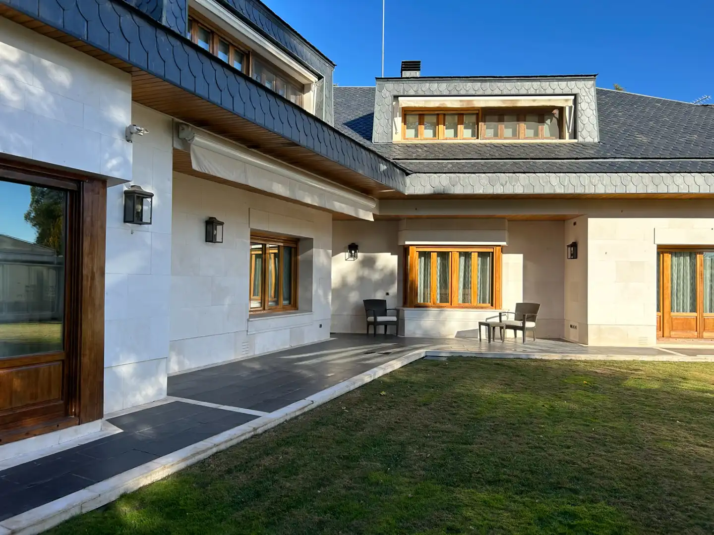 Vista exterior de Casa o chalet en venta en Madrid con Aire acondicionado, Calefacción y Jardín privado