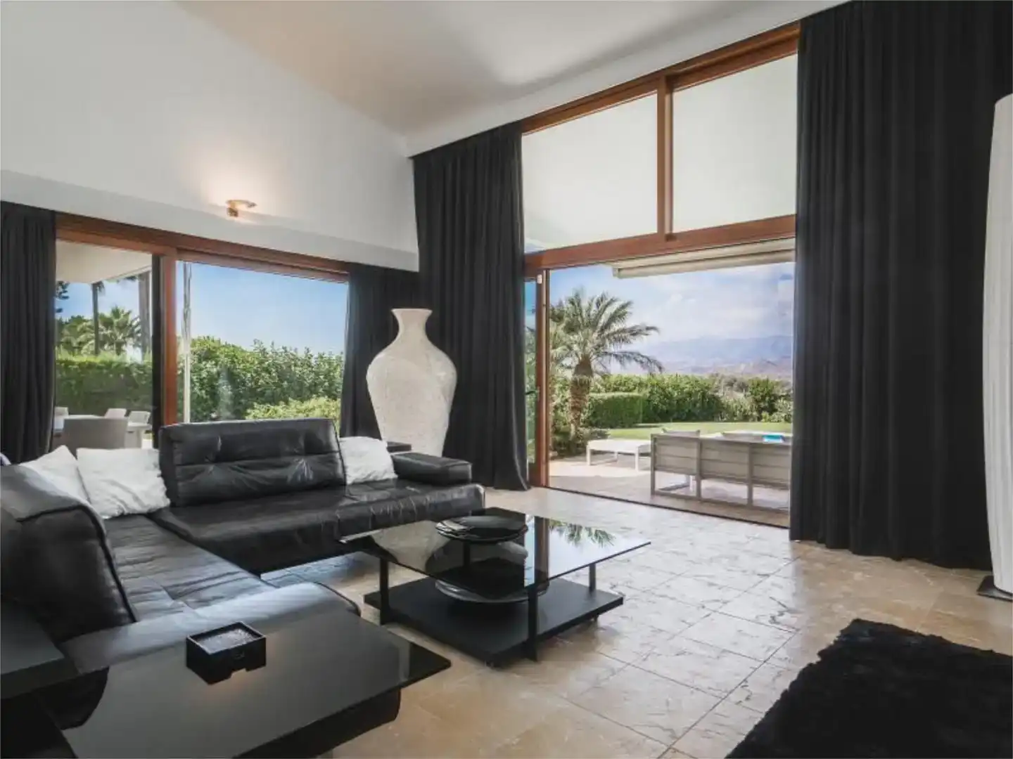 Sala d'estar de Casa o xalet en venda en Marbella amb Aire condicionat, Piscina i Balcó