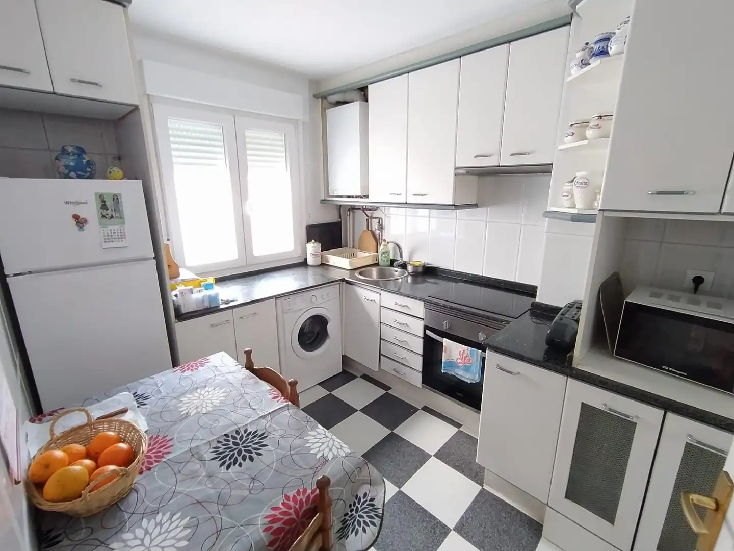 Cocina de Piso en venta en Ponferrada con Calefacción, Terraza y Trastero