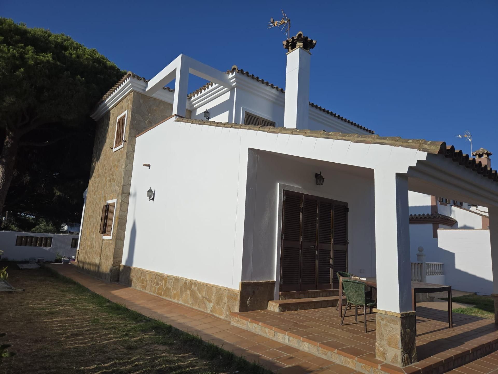 Vista exterior de Casa o xalet en venda en Chiclana de la Frontera amb Jardí privat