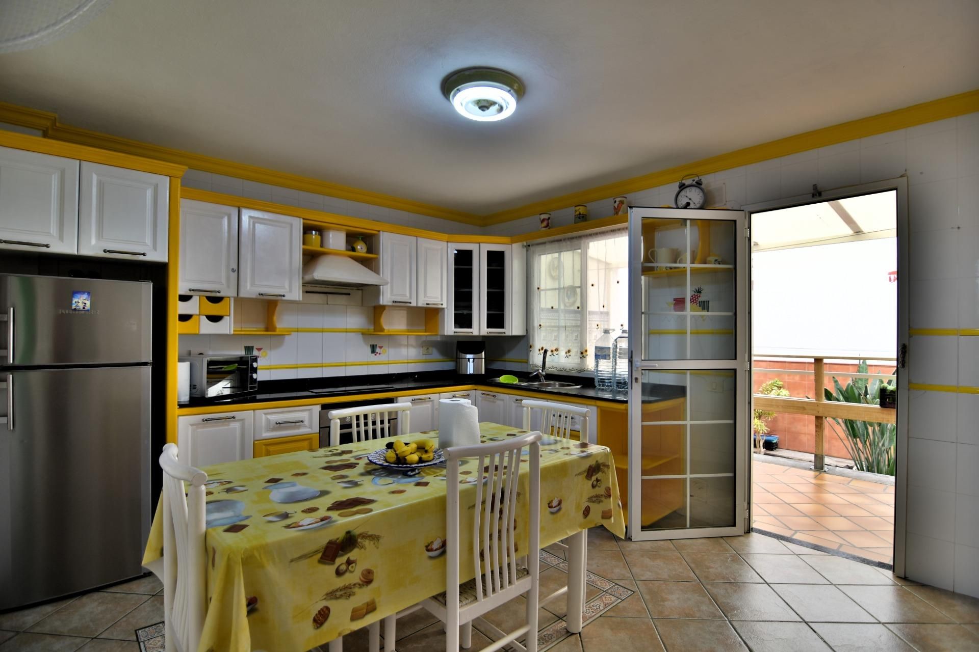 Cuina de Casa adosada en venda en Santa Lucía de Tirajana amb Balcó