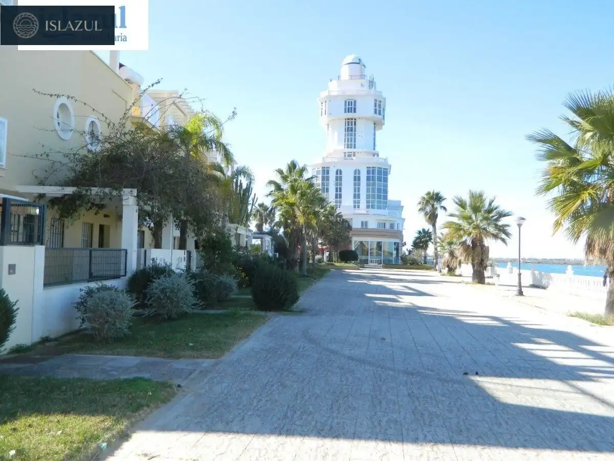 Vista exterior de Casa adosada en venda en Isla Cristina amb Terrassa, Traster i Moblat