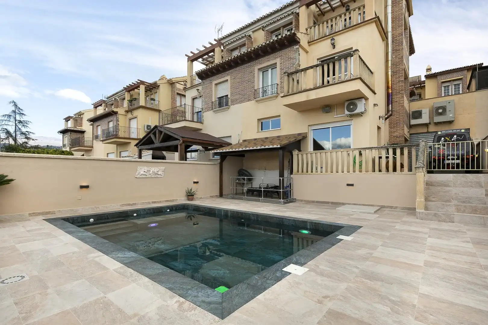 Maison jumelée avec piscine à vendre à Calle Casa Suiza 8