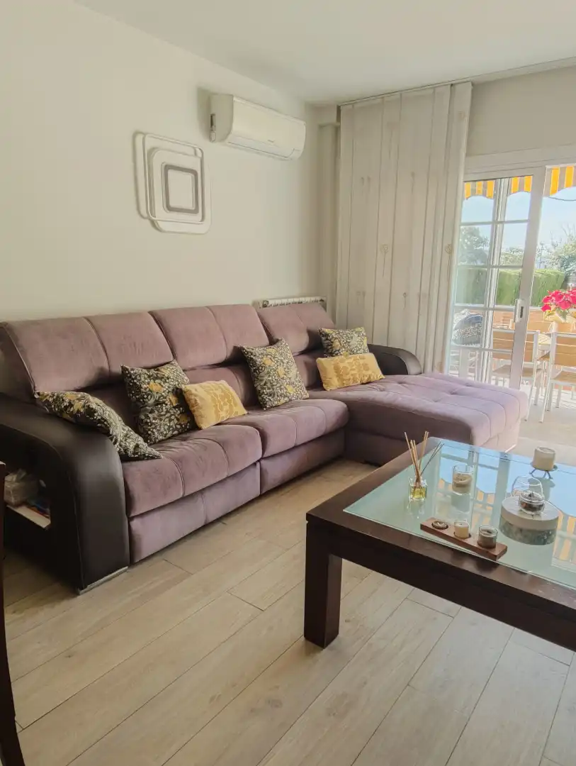 Sala de estar de Casa adosada en venta en Cubelles con Aire acondicionado, Calefacción y Jardín privado