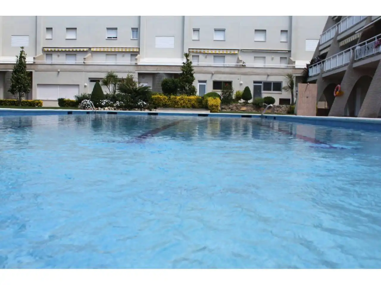 Piscina de Pis en venda en L'Escala amb Terrassa, Moblat i Piscina comunitària