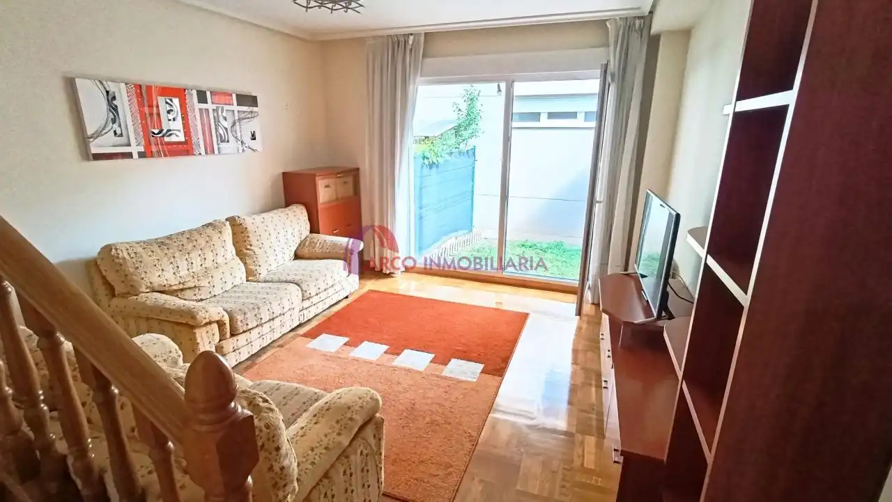 Sala d'estar de Casa adosada en venda en Burgos amb Calefacció, Terrassa i Traster