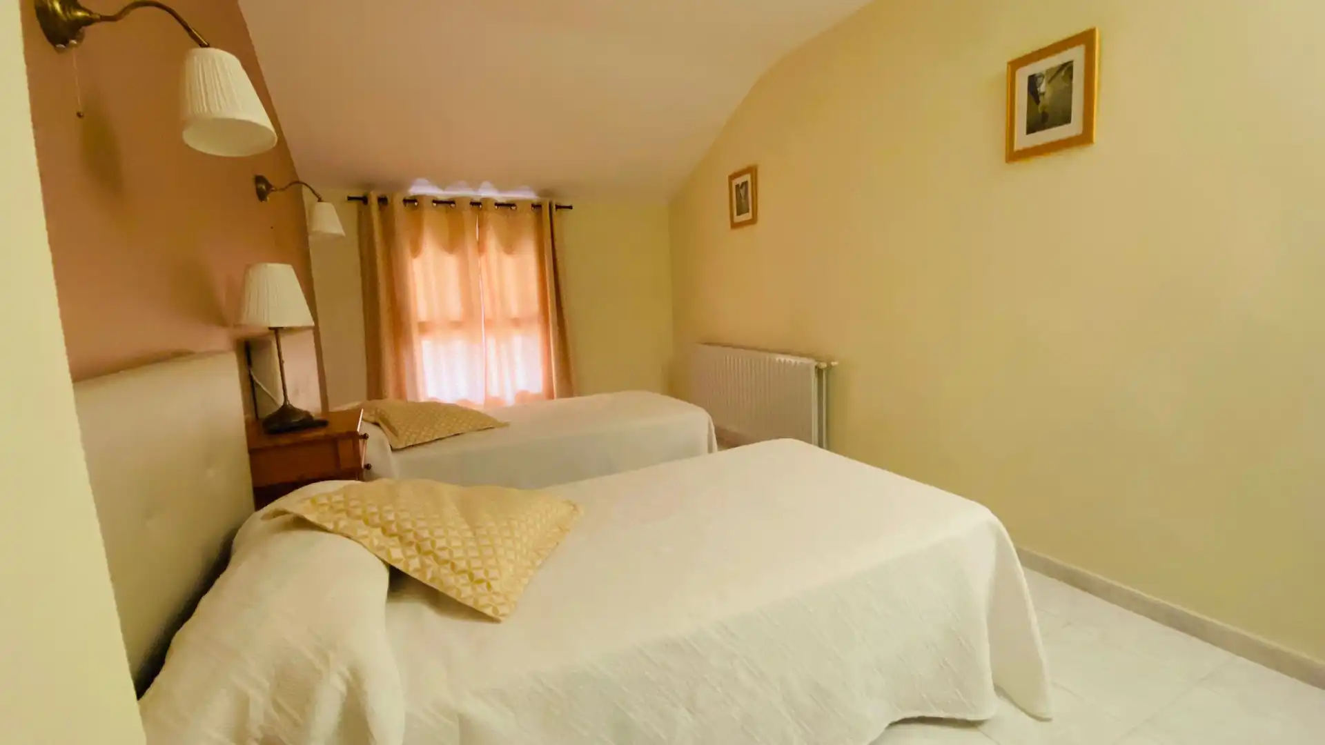 Schlafzimmer von Gebäude zum Verkauf in Mirambel