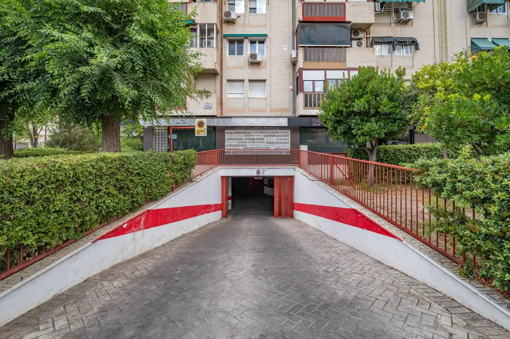 Aparcament de Pis en venda en Granada amb Piscina comunitària