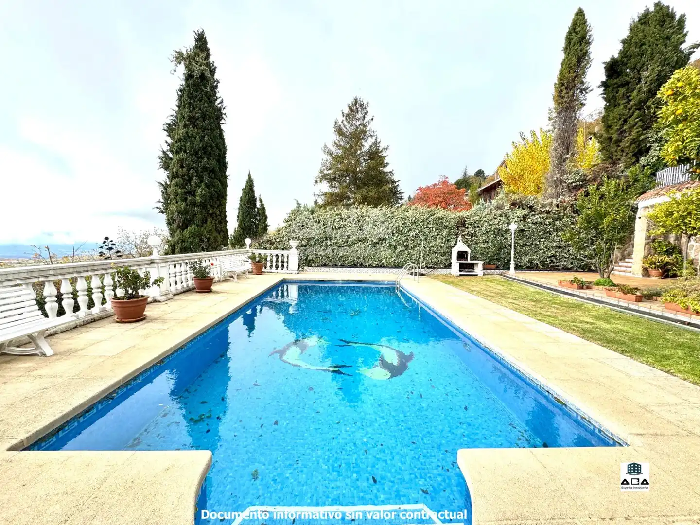 Piscina de Casa o chalet en venta en Poyales del Hoyo con Aire acondicionado, Calefacción y Jardín privado