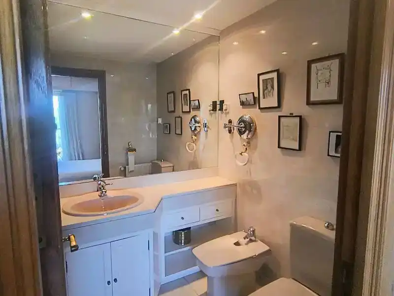 Badezimmer von Wohnung zur Miete in Pozuelo de Alarcón mit Klimaanlage, Privatgarten und Parkett