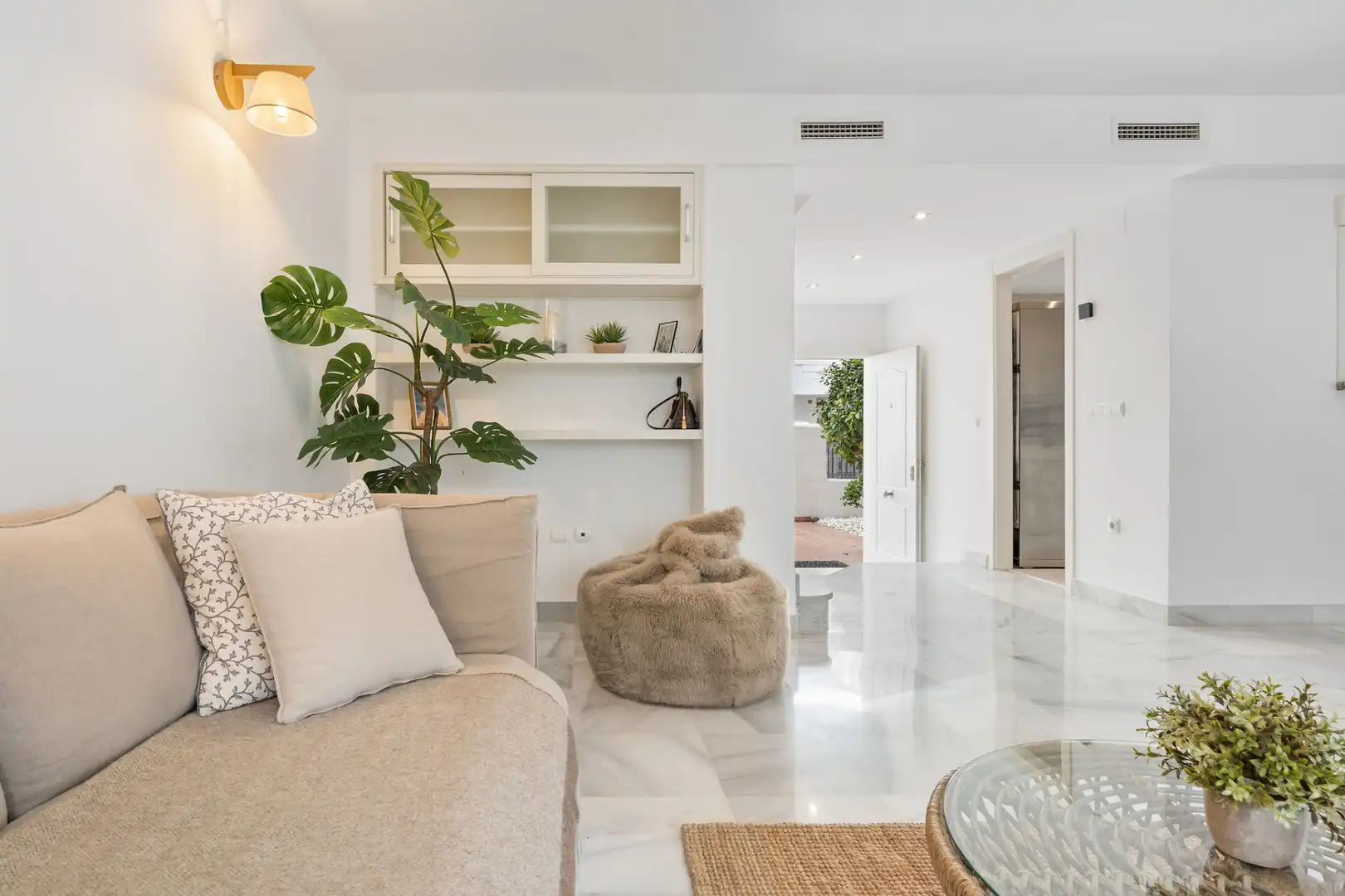 Sala d'estar de Casa adosada en venda en Marbella amb Terrassa, Piscina i Piscina comunitària