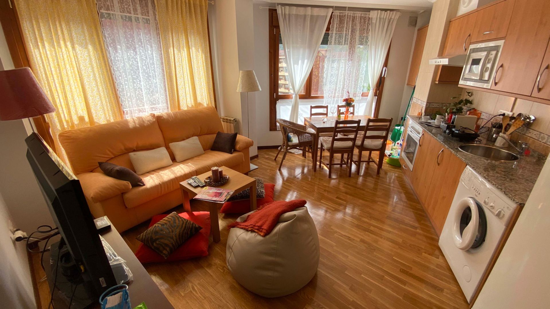 Sala d'estar de Apartament en venda en San Martín del Rey Aurelio amb Calefacció, Parquet i Moblat