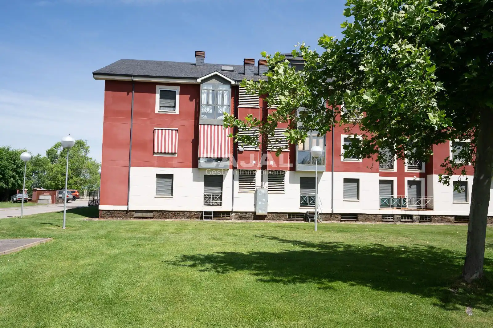 Außenansicht von Wohnung zum Verkauf in Riaza mit Heizung, Abstellraum und Schwimmbad