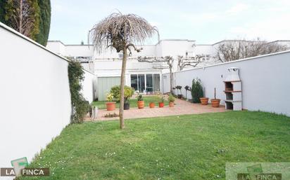 Jardí de Casa o xalet en venda en Llanera amb Calefacció i Piscina comunitària