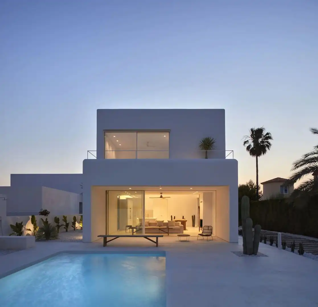 Vista exterior de Casa o xalet en venda en Estepona amb Aire condicionat, Jardí privat i Terrassa