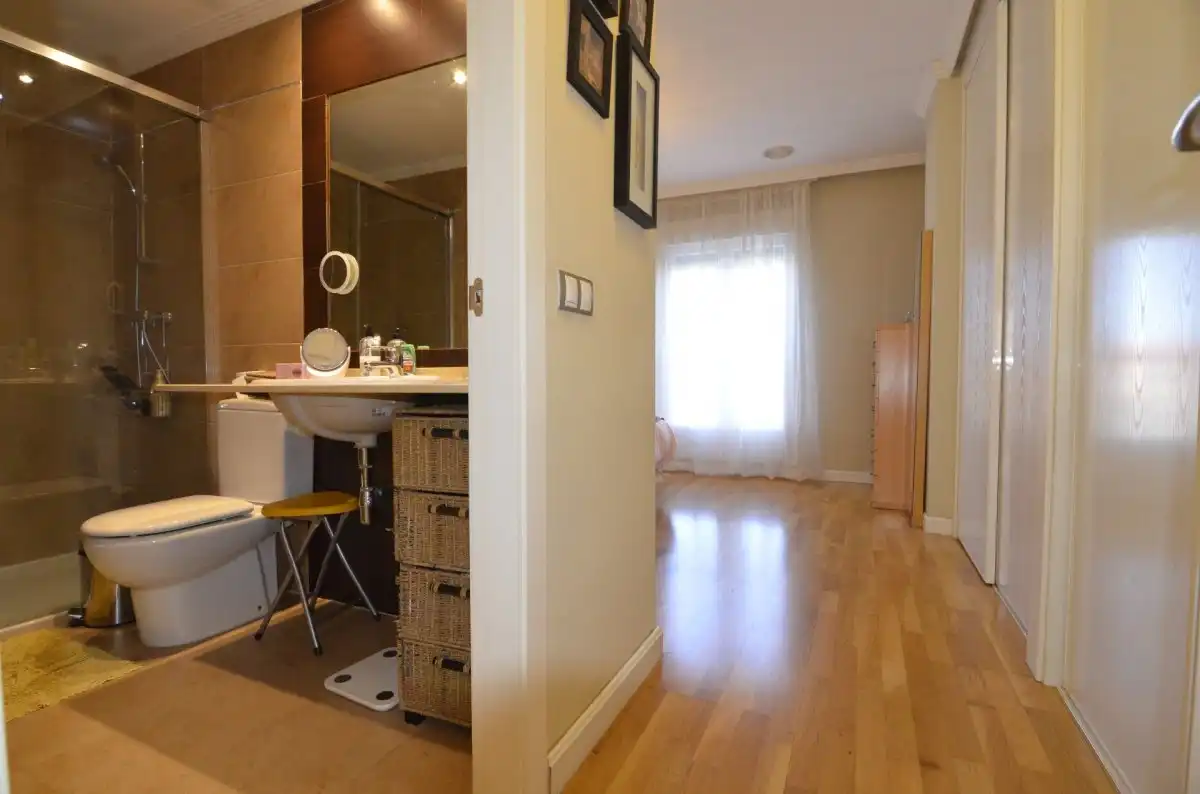 Habitación de Casa adosada en venta en Doñinos de Salamanca con Calefacción, Parquet y Terraza